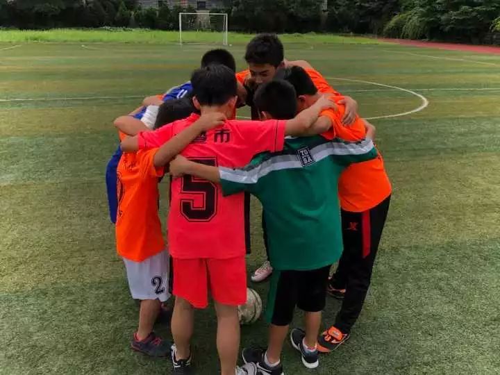 两个年级只有9名男生！却成立了一支“金牌足球队”，把人看哭了