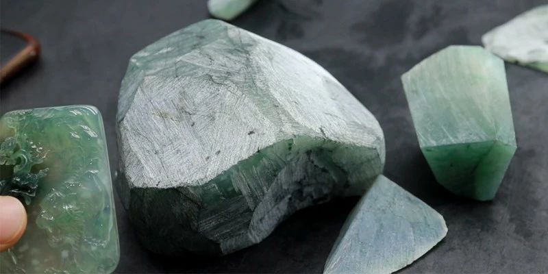 买了块缅甸老帕敢翡翠原石，来看看最终是如何“一刀富一刀穷”？