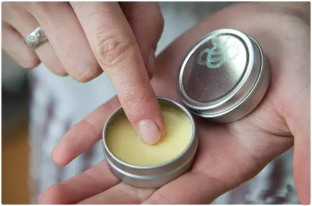 水里滴一滴风油精,风油精加水里