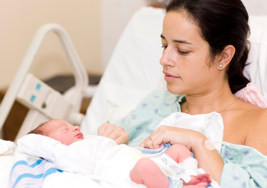 妈妈产褥期主要关注哪些护理,产褥期子宫恢复需要多久