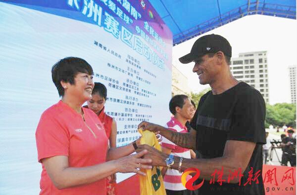 与株洲球员同场竞技，里瓦尔多：这里的足球氛围很好