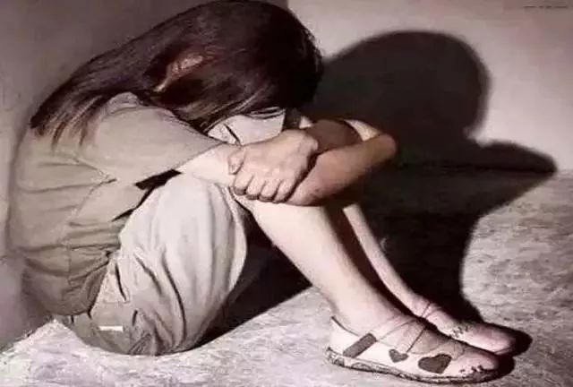 「关注」愤怒！这个知名“爱心商人”伙同*妇情**，从养女7岁起性侵8年！