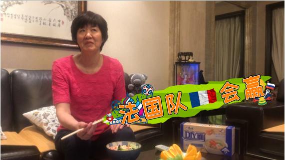 郎平赛后采访,郎平吃火锅全场起立