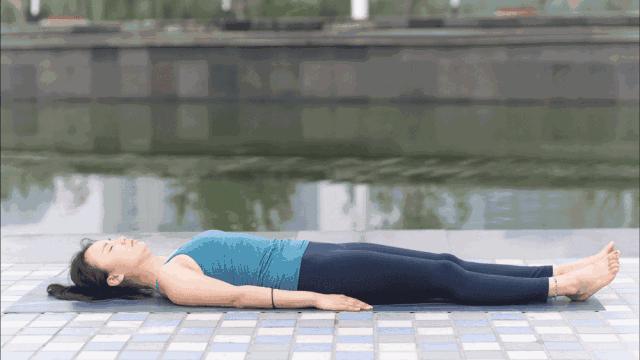 这8个简单瑜伽体式，每天练习可以改善肠胃