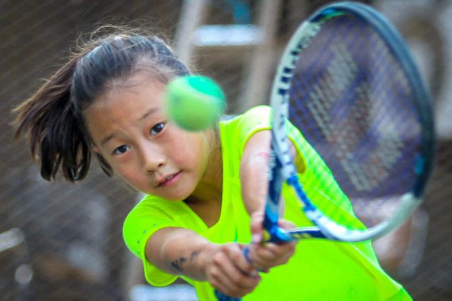 沈八岁女孩勇夺铁人三项赛冠军