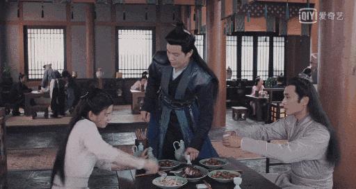 芸汐传鞠婧祎惊艳掀盖头,芸汐传鞠婧祎挡刀晕倒