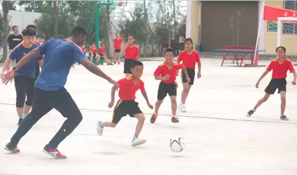 和梅西一起踢球是什么感觉,和梅西踢的一个老将