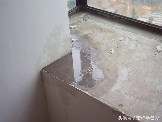 飘窗顶部漏水怎么刷防水,飘窗漏水该怎么高空处理呢