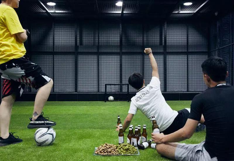 边吃宵夜边看世界杯,边吃烧烤边看球赛成都