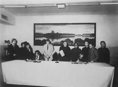 湖北的国际“朋友圈”大揭秘！德甲联赛上挂起海报：“拜仁慕尼黑欢迎潜江”……