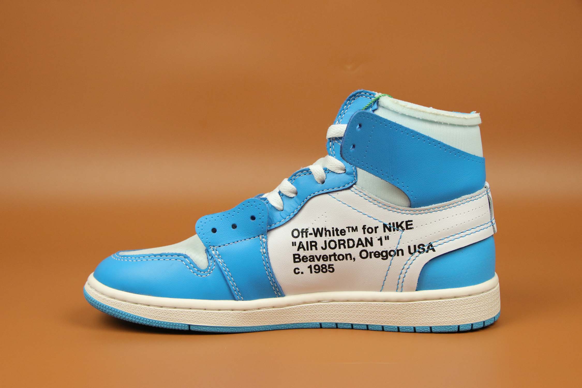 aj1北卡蓝联名ow什么皮面的,ow联名aj1北卡蓝明星穿搭