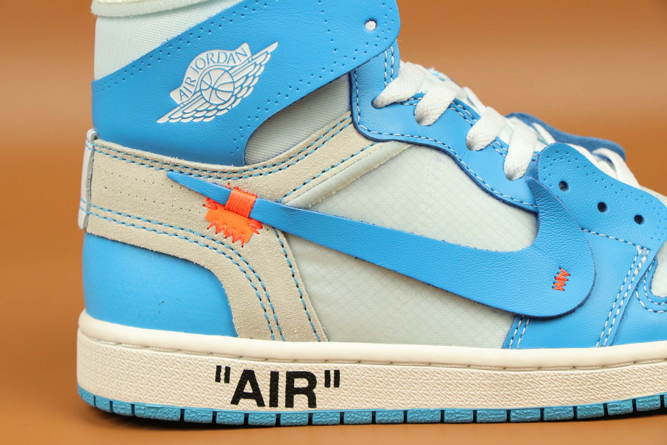 aj1北卡蓝联名ow什么皮面的,ow联名aj1北卡蓝明星穿搭