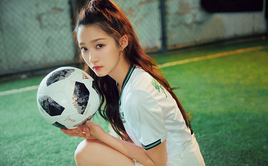 杨幂足球宝贝写真,杨幂跑男足球装
