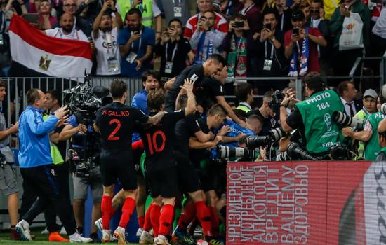 这球到底违例吗？克罗地亚庆祝时，英格兰发起快攻却被吹停……