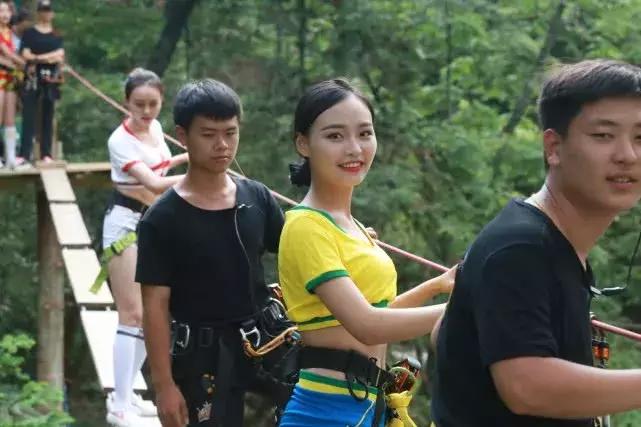 企鹅星主播化身足球宝贝天岳飞龙体验刺激飞跃之旅