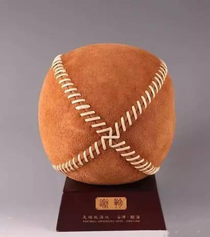 古时候的足球外皮是用什么做的,30年前足球的制作过程