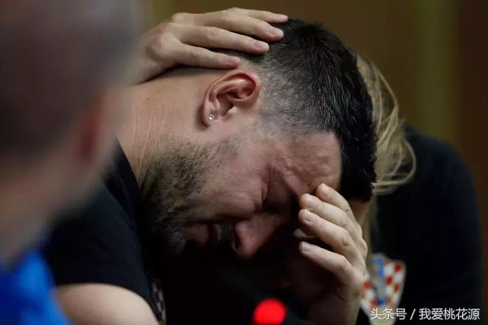 克罗地亚人脱下衣服震惊朋友圈：没有奇迹，只有普通人的含泪奔跑