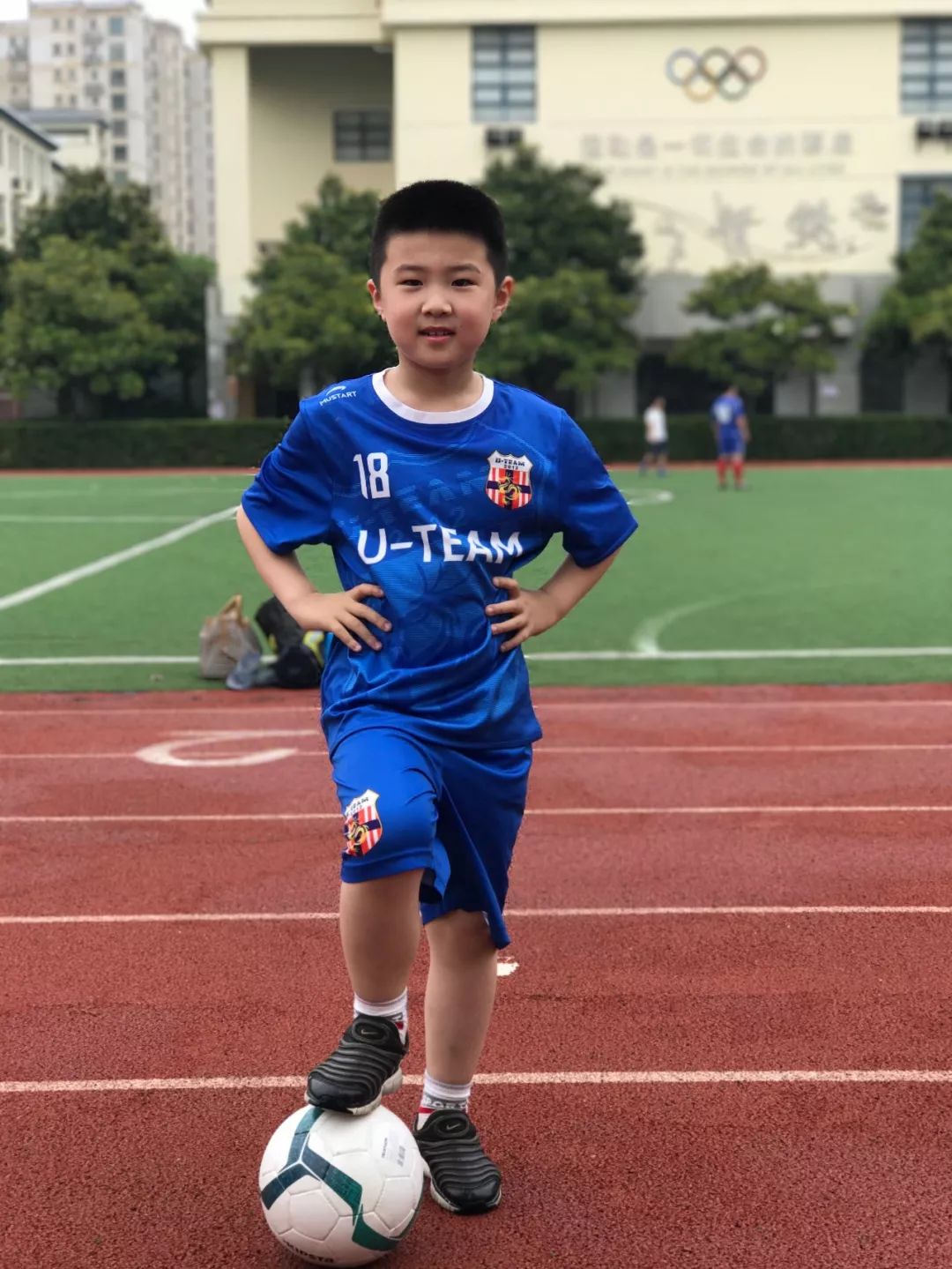 发宝贝踢足球照片的朋友圈,孩子踢足球得奖发朋友圈