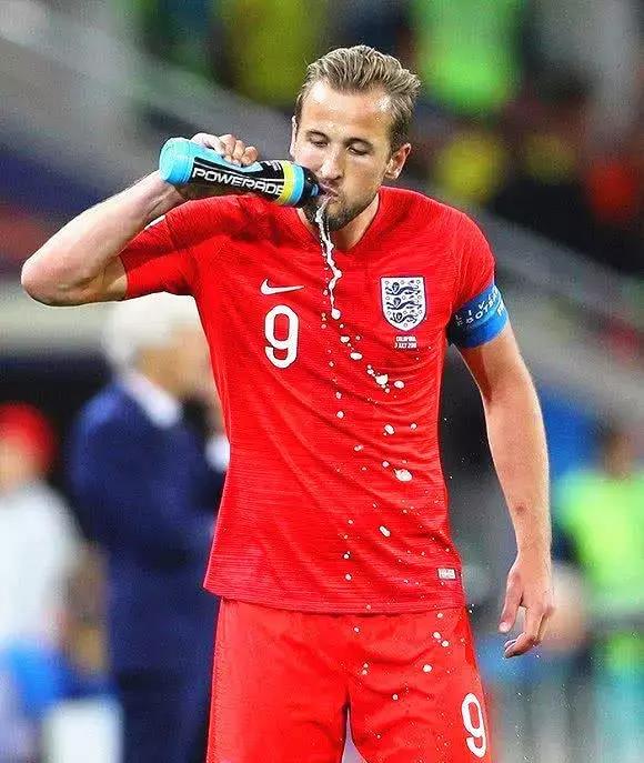 足球运动员喝水后为何又吐掉,足球运动员喝了水吐了什么意思