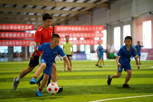 借贷宝足球梦想改造计划帮助山区小学土操场变绿茵地