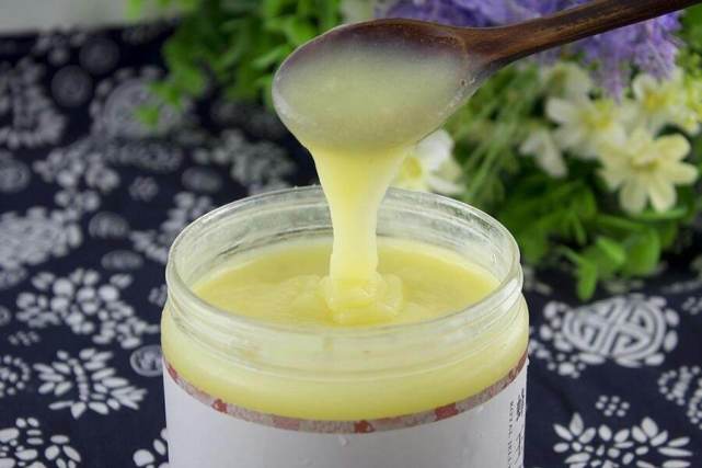 蜂王浆里含了些什么,国外蜂王浆吃了有什么好处呢