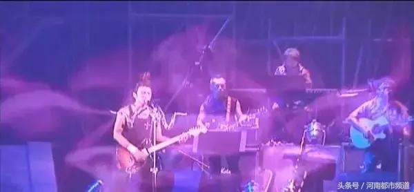 背起吉他的谢霆锋，才是我们记忆中的那个谢霆锋！