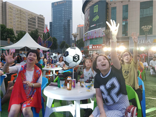 燃情世界杯有你不一Young！与XS新口味一起畅享夏日时尚生活！