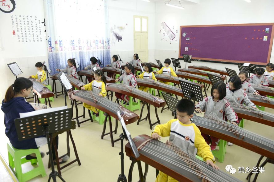 记者走访街头单车,共享单车的出镜记者