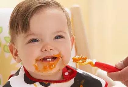 宝宝便秘眼屎多怎么回事,小孩上火眼屎多便秘怎么降火