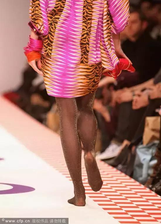 模特t台走秀跌倒视频,模特t台摔倒看着都疼