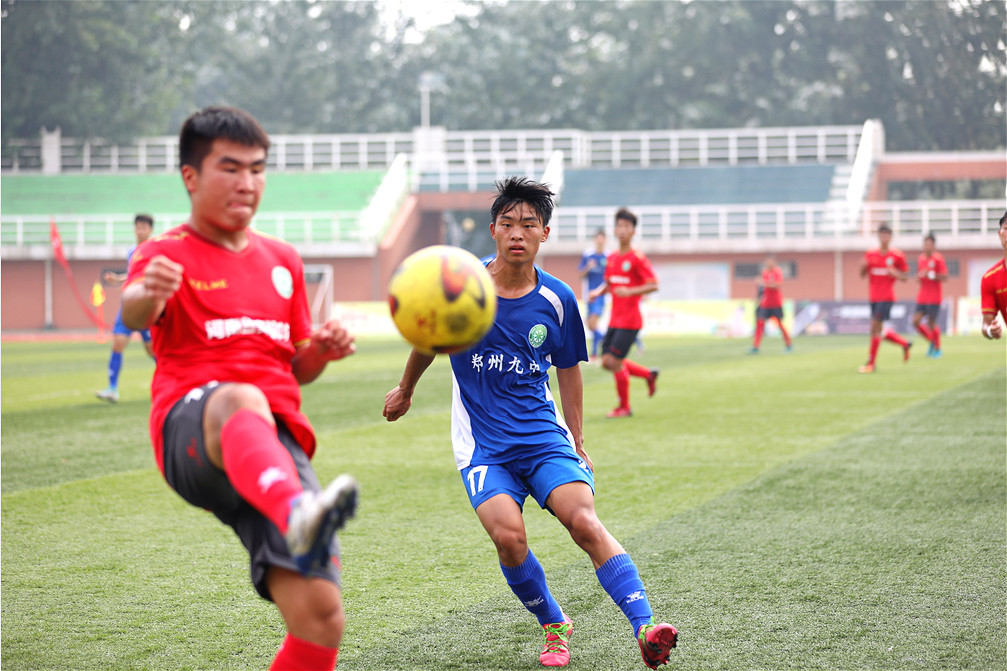 一刻镜头下的校园足球“德比之战”