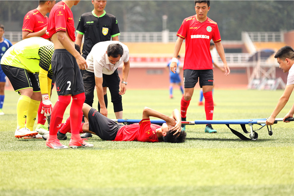 一刻镜头下的校园足球“德比之战”