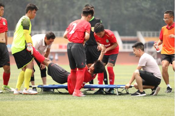 一刻镜头下的校园足球“德比之战”