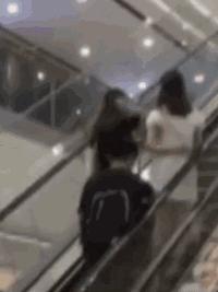 关注！这群人靠*拍偷**女生裙底月入过万！
