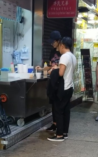 李亚男晒照秀幸福王祖蓝视角下,李亚男晒二胎孕照