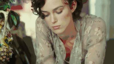 凯拉奈特莉颜值巅峰,平胸也能穿出自信来