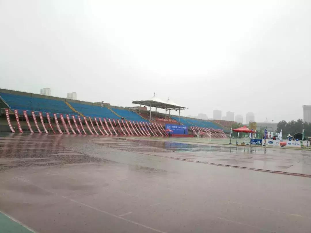 承德大雨中竟有场足球赛，副市长也来看了！