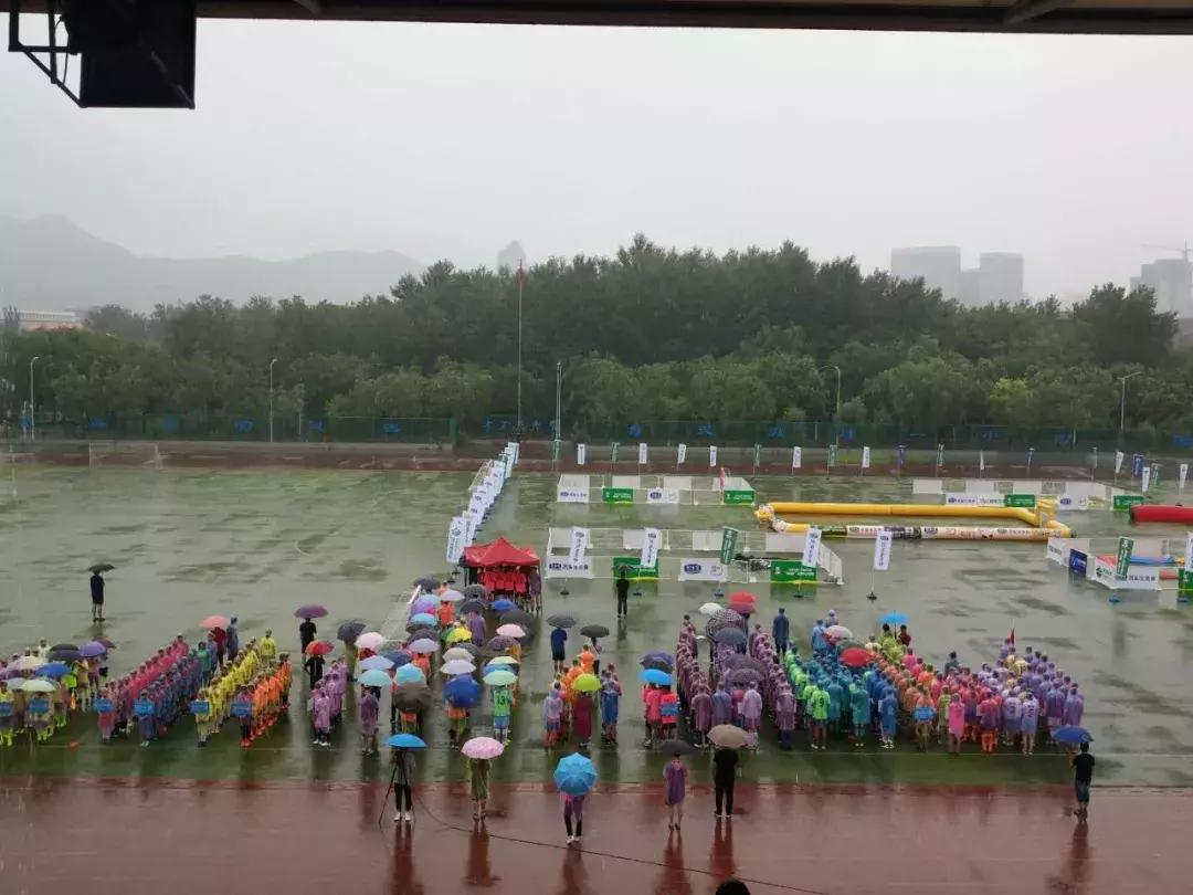 承德大雨中竟有场足球赛，副市长也来看了！