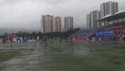 承德大雨中竟有场足球赛，副市长也来看了！