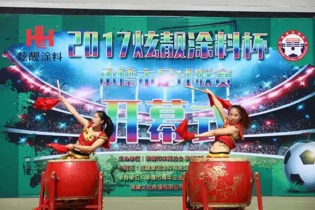 承德大雨中竟有场足球赛，副市长也来看了！