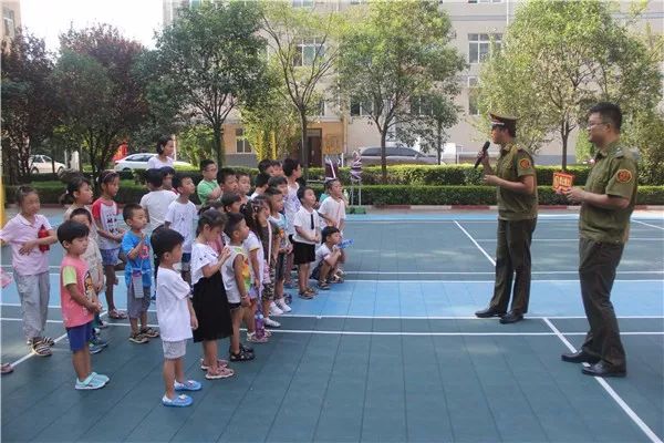 社区携手幼儿园参观消防队,亲子活动参观消防大队