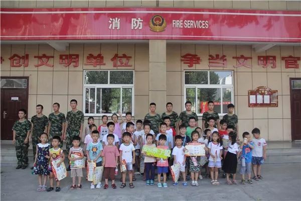 社区携手幼儿园参观消防队,亲子活动参观消防大队