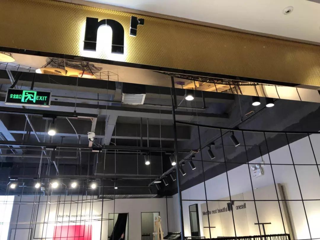 网红街打卡美女,网红街美女如云