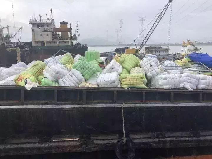 这些被丢弃的旧衣服,惊呆外国人的中国便宜货