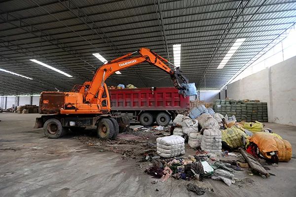 大连海关查获1848吨洋垃圾,海关退运洋垃圾3700多吨