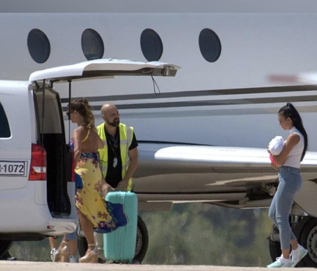 商量好的吗？梅西带着女王，C罗带着乔治娜，共赴伊比萨岛度假