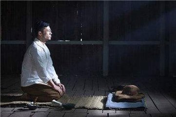 日本人切腹自杀时，为何要叫人把自己的头颅砍下来？玩花样！