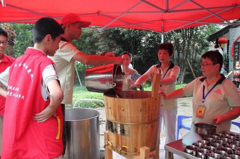 爱心冰柜户外工作者免费送清凉,“爱心冰柜”触发爱心接力