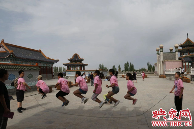 玩在一起、学在一起、成长在一起“热爱*疆新**牵手哈密”豫哈青少年手拉手夏令营成功举办