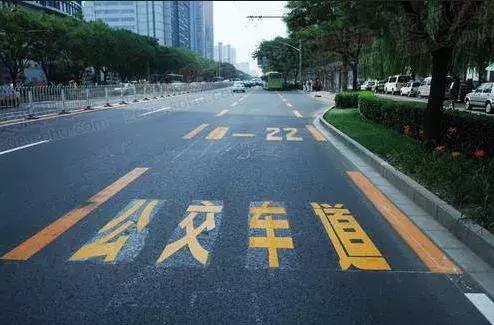 过分！大爷边游泳边拉大便！自己享受的同时请别伤害身边人！